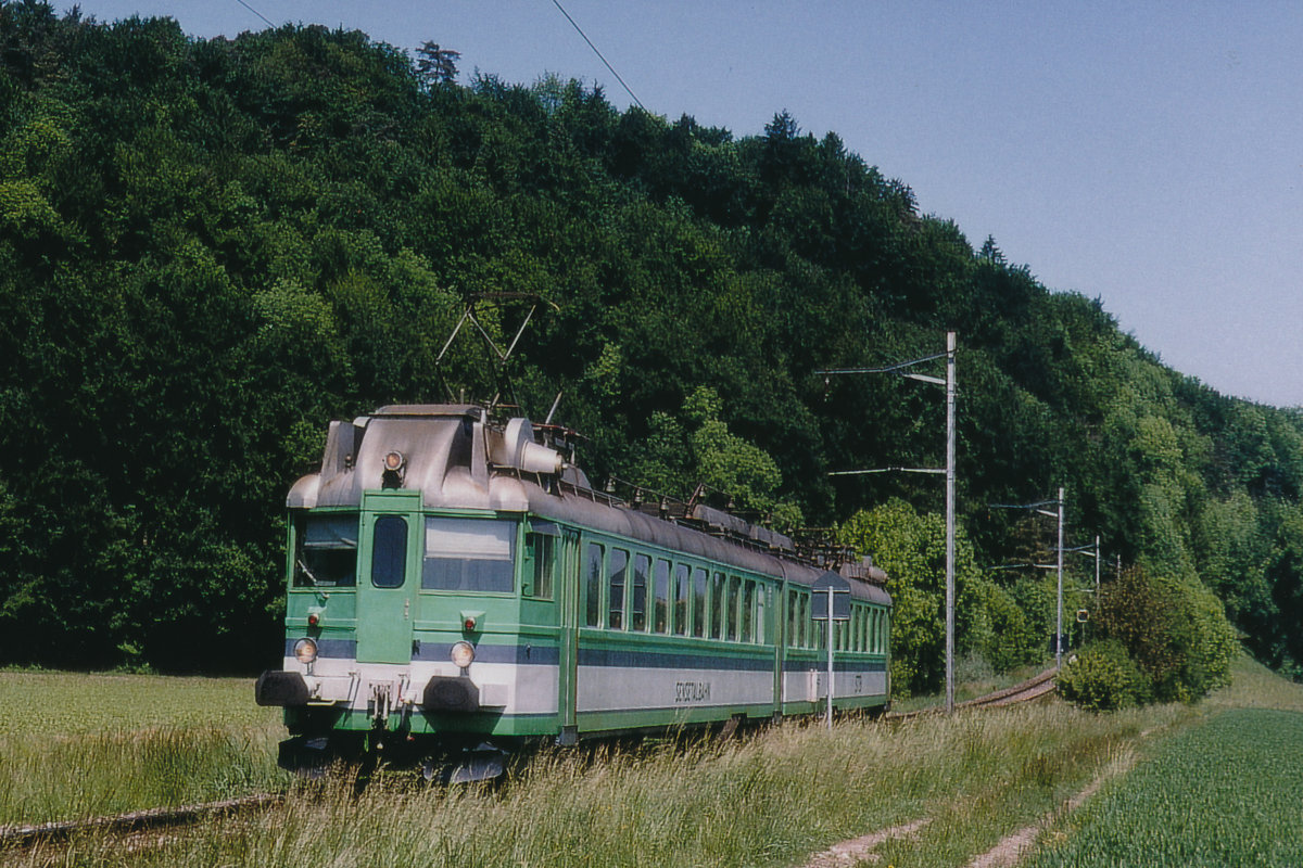 SENSTETALBAHN STB
Der Streckenabschnitt Laupen - Gümmenen wurde am 23. Mai 1993 auf Busbetrieb umgestellt.
Ein nicht erkennbarer BDe 4/6 (102-103) wurde noch kurze Zeit vor der Umstellung bei Gümmenen anlässlich der Rückfahrt nach Laupen-Flamatt ein letztes Mal verewigt.

Im Jahre  1938 erfolgte die Inbetriebsetzung  von den drei  ABDZe  4/6  mit den Betriebsnummern für die BLS 731 sowie die BN 736-737.

Die drei Triebzüge  BCFZe  4/6 später  ABDZe  4/6 wurden 1983 an die Sensetalbahn  STB veräussert.
Die  feierliche Ablieferung mit Blasmusik ab dem Werk Bönigen als BDe 4/6 102 und BDe 4/6 103 erfolgte im Jahr 1985.
 
Bei der STB verdrängten die neuen Triebzüge, ehemals BLS/BN die beiden Be  4/4 106 – 107, ehemals SOB aus dem  Jahre 1939.

Dank dem damaligen Verkauf an die STB sowie die Rettung durch den Tram Club Bern  hat der BCFZe 4/6 736, ehemals BN überlebt.
Nach der Restaurierung durch die BLS-Stiftung wird der  Blaue Pfeil  als technisches Kulturgut unter der  Bezeichnung  BCFe 4/6 736 der  Nachwelt erhalten.
Foto: Walter Ruetsch