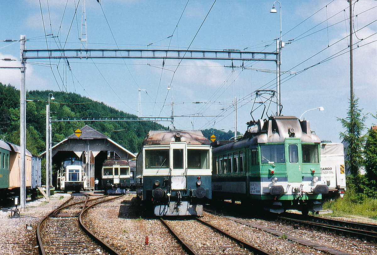 SENSTETALBAHN STB
Eine Momentaufnahme der STB-Remise Laupen vom Mai 1993.
Mit etwas Fotografenglück konnten sämtlich Fahrzeugtypen auf einem Bild verewigt werden.
Erkennbar sind: 
Em 3/3 12 ehemals DB, Be 4/4 106 und Be 4/4 107 ehemals SOB sowie ein BDe 4/6 (102-103) ehemals BLS/BN.
Zu dieser Zeit hatte ebenfalls der DFB sein Zuhause in Laupen. Leicht erkennbar sind abgestellte Personenwagen.
Foto: Walter Ruetsch
