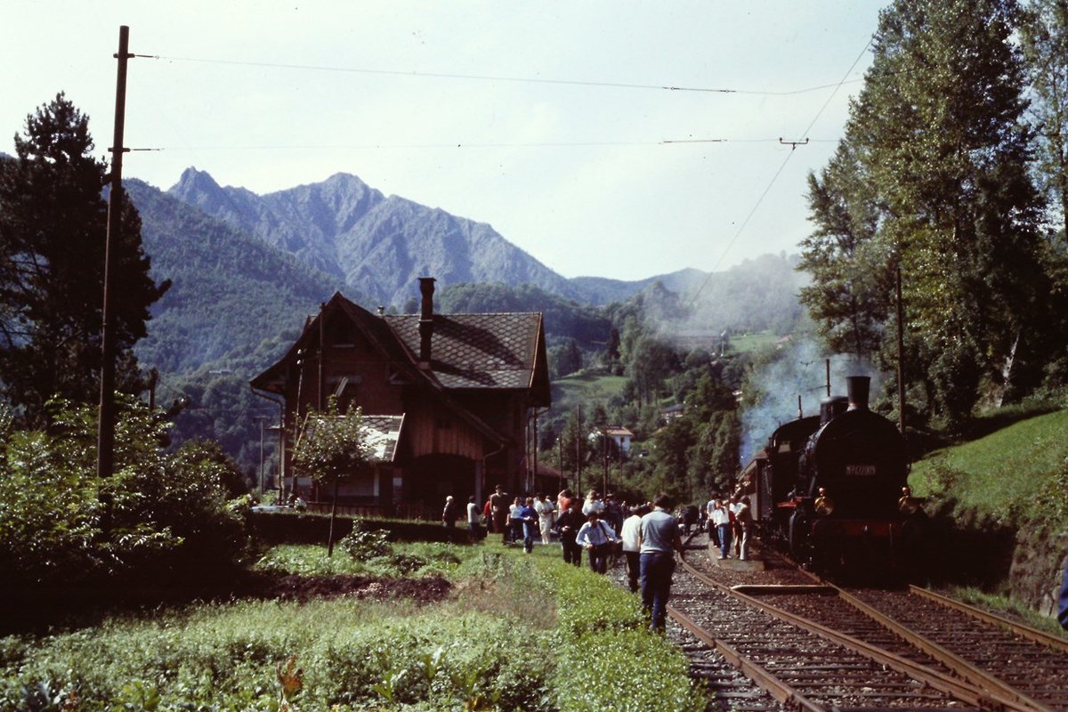 september 1983, 422.009 at Mezzenile, a nice station on the Torino-Ceres line