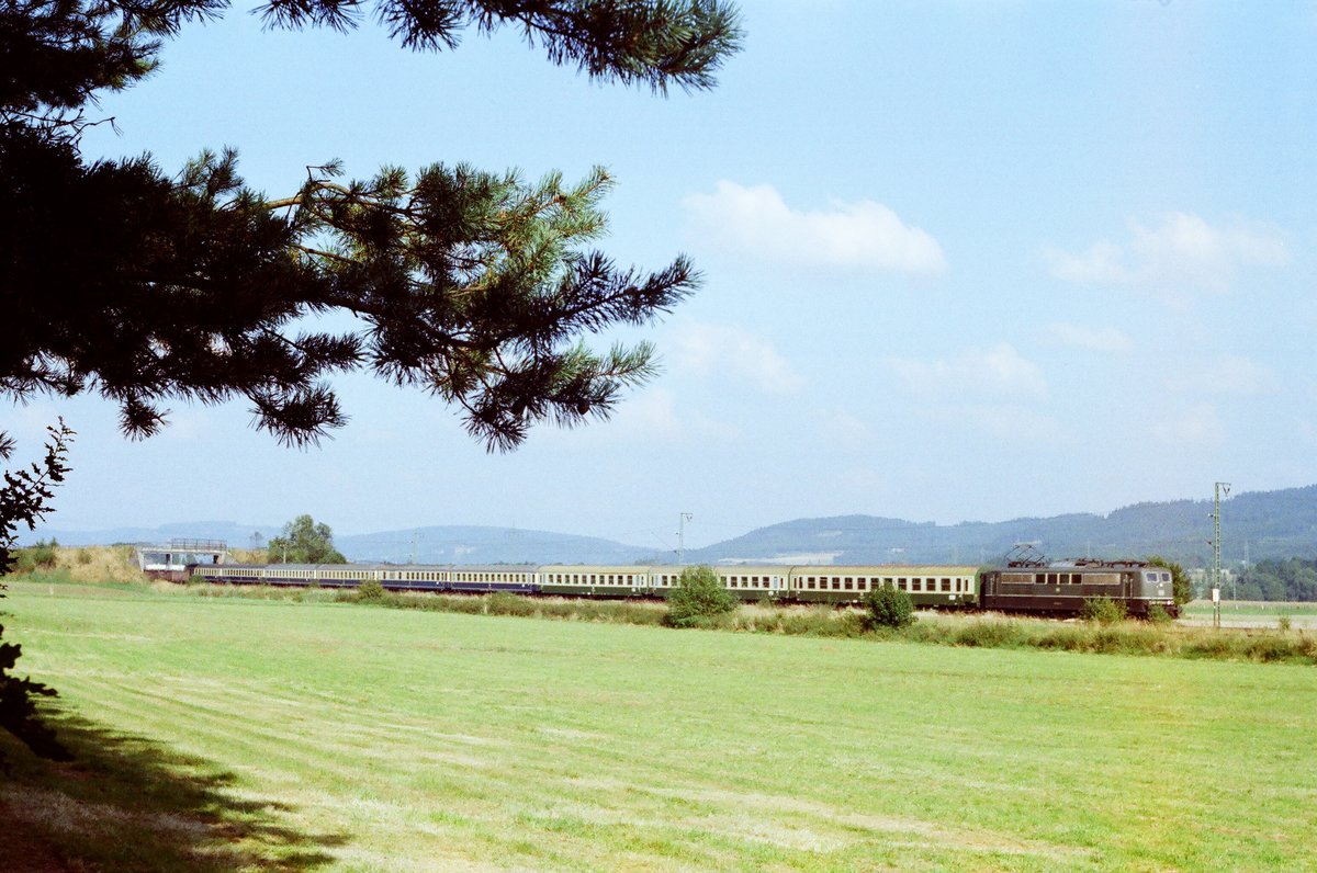 September 1987:	D 403 Leipzig - Gera - Saalfeld - Nürnberg auf der Frankenwaldbahn bei Stockstadt, die grünen Wagen sind  Halberstädter  der Reichsbahn (DR) und kommen mit erwartungsvollen DDR-Bürgern (meist Rentnern) in den  Westen .