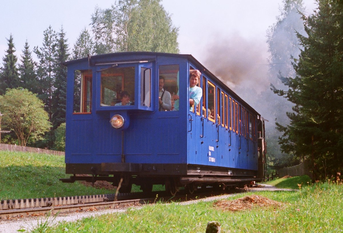 September 1988, Österreich, Schafbergbahn, Lok 999 105  Almenrausch  schiebt ihren Wagen bergwärts. Die kurvenreiche Strecke beginnt unmittelbar hinter dem Seebahnhof schon mit einer recht beachtlichen Steigung. Die Lokomotiven der alten Generation fuhren stets nur mit einem Vorsetzwagen. 