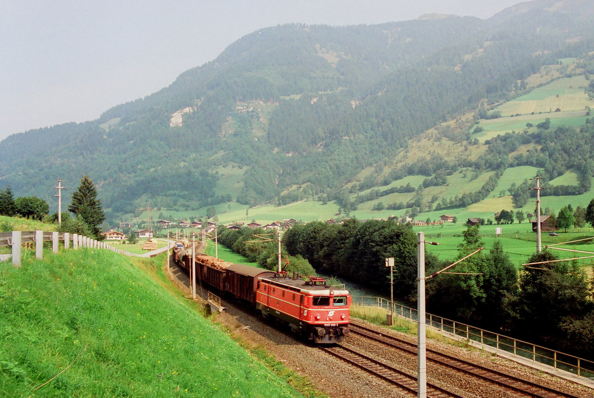 September 1989, im Salzachtal bei Gollling, Güterzug der ÖBB mit Lok 1043 002. Das ist eine der 10 schwedischen thyristorgesteuerten Maschinen. die ab 1971 bei der ÖBB eingesetzt wurden.