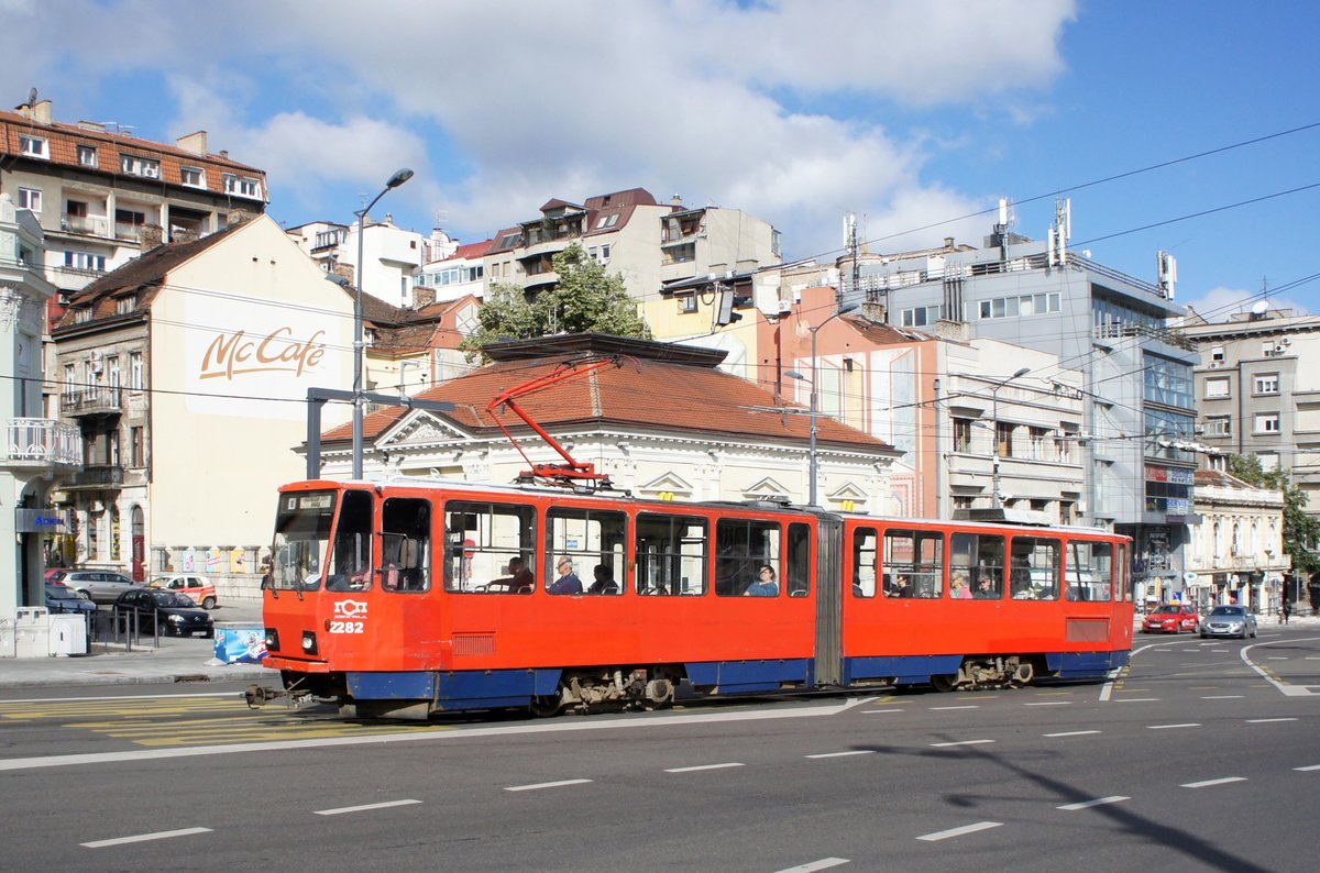 Serbien / Straßenbahn Belgrad / Tram Beograd: Tatra KT4YU - Wagen 2282 der GSP Belgrad, aufgenommen im Juni 2018 am Slavija-Platz (Trg Slavija) in Belgrad.
