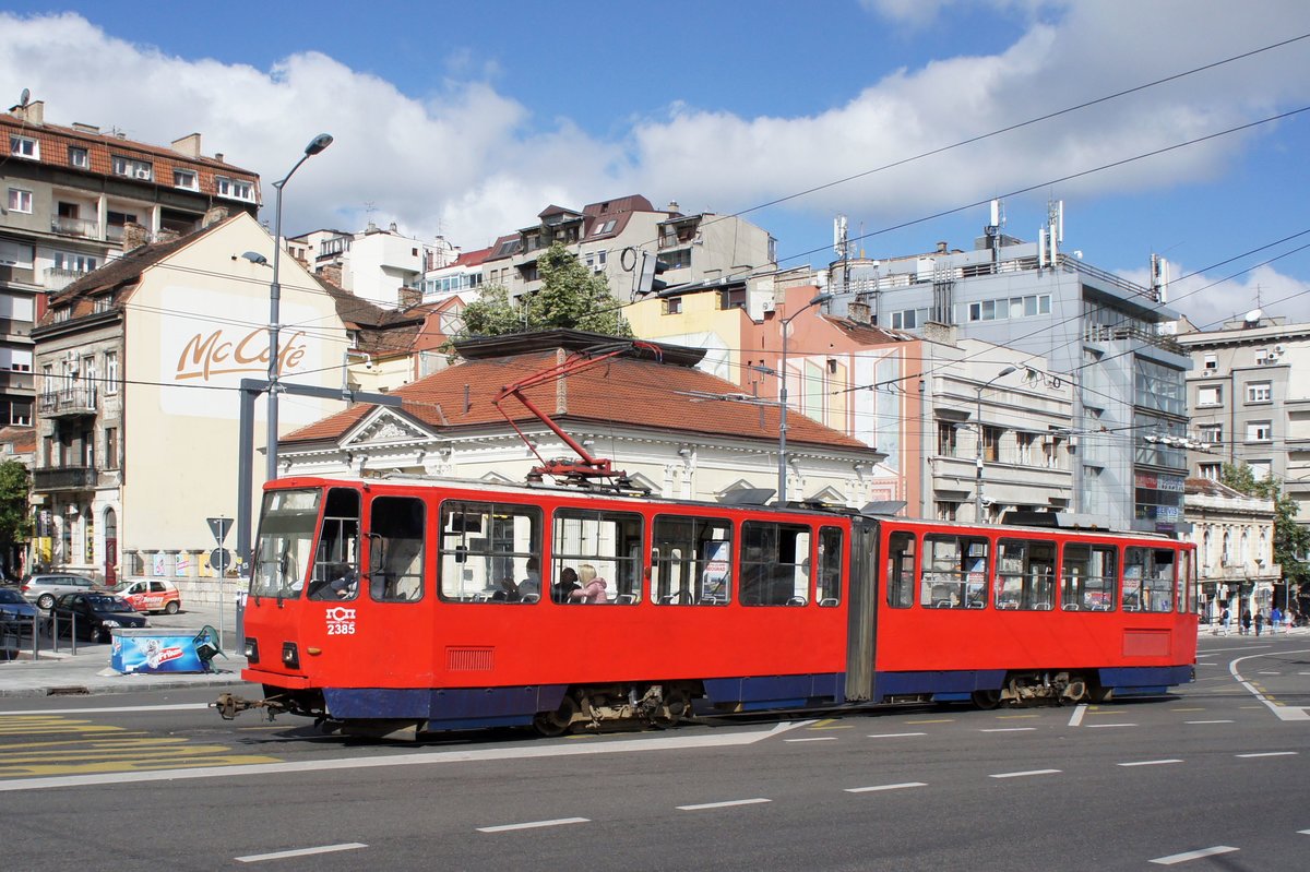 Serbien / Straßenbahn Belgrad / Tram Beograd: Tatra KT4YU - Wagen 2385 der GSP Belgrad, aufgenommen im Juni 2018 am Slavija-Platz (Trg Slavija) in Belgrad.