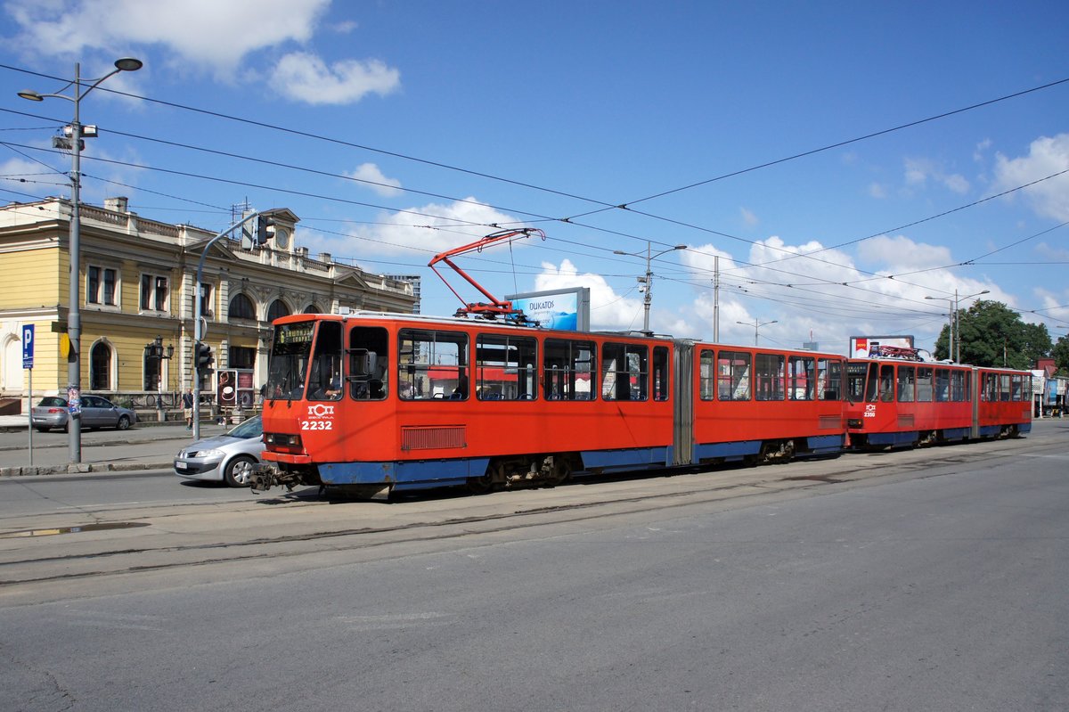 Serbien / Straßenbahn Belgrad / Tram Beograd: Tatra KT4YU-M - Wagen 2232 sowie Tatra KT4YU-M - Wagen 2350 der GSP Belgrad, aufgenommen im Juni 2018 am Hauptbahnhof in Belgrad.