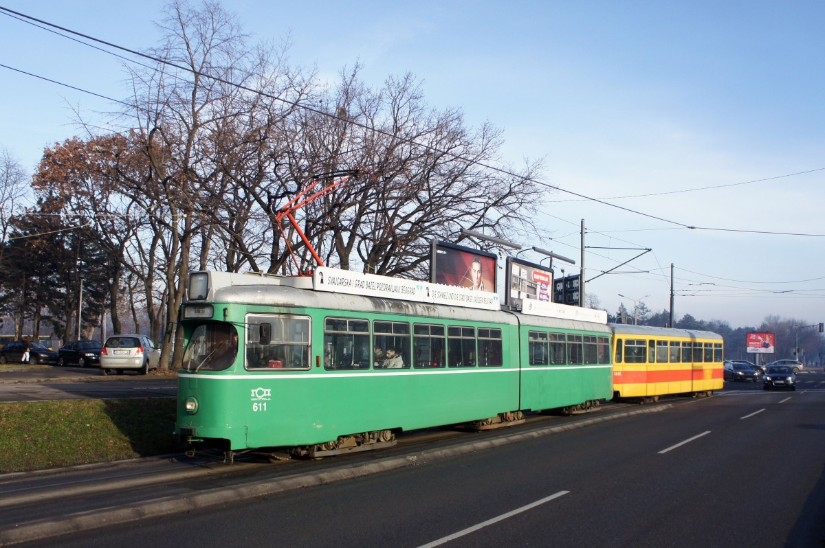 Serbien / Straßenbahn Belgrad / Tram Beograd: Duewag GT6 (Be 4/6) - Wagen 611 (ehemals Basler Verkehrs-Betriebe  - BVB Basel) sowie Beiwagen B4 FFA/SWP - Wagennummer 1445 (ehemals BLT Baselland Transport AG - Basel) der GSP Belgrad, aufgenommen im Januar 2016 in der Nähe der Haltestelle  Blok 21  in Belgrad.