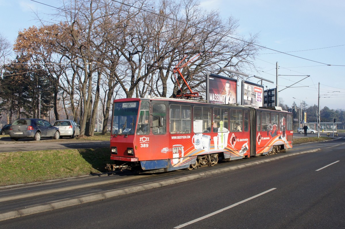 Serbien / Straßenbahn Belgrad / Tram Beograd: Tatra KT4YU - Wagen 389 der GSP Belgrad, aufgenommen im Januar 2016 in der Nähe der Haltestelle  Blok 21  in Belgrad.