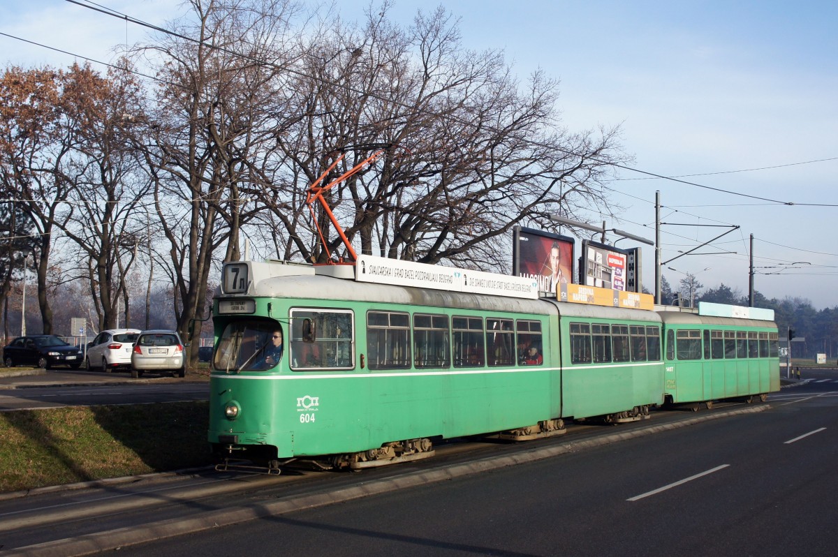 Serbien / Straßenbahn Belgrad / Tram Beograd: Duewag GT6 (Be 4/6) - Wagen 604 (ehemals Basler Verkehrs-Betriebe  - BVB Basel) sowie Beiwagen B4 FFA/SWP - Wagennummer 1407 (ehemals Basler Verkehrs-Betriebe  - BVB Basel) der GSP Belgrad, aufgenommen im Januar 2016 in der Nähe der Haltestelle  Blok 21  in Belgrad.