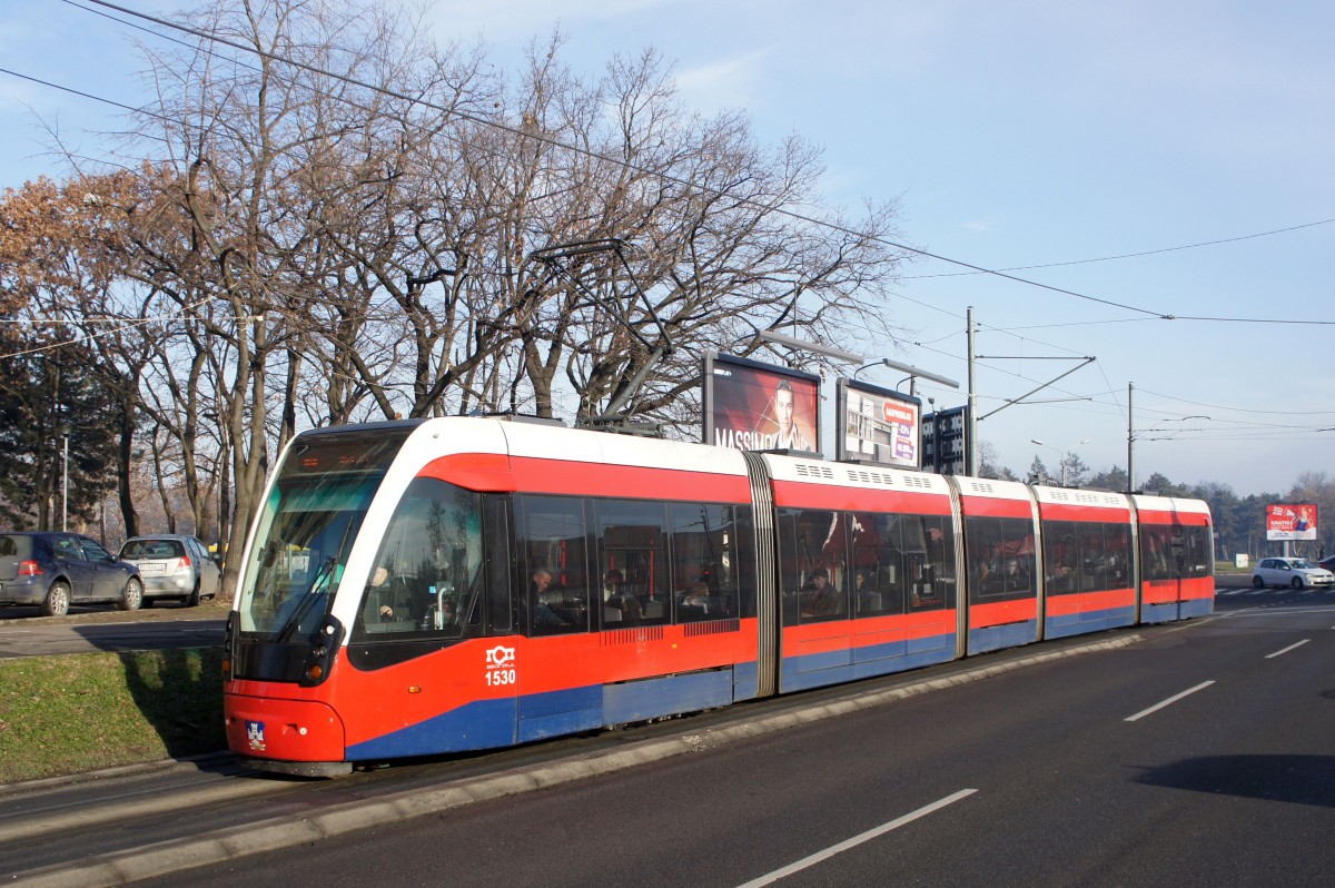 Serbien / Straßenbahn Belgrad / Tram Beograd: CAF Urbos 3 - Wagen 1530 der GSP Belgrad, aufgenommen im Januar 2016 in der Nähe der Haltestelle  Blok 21  in Belgrad.