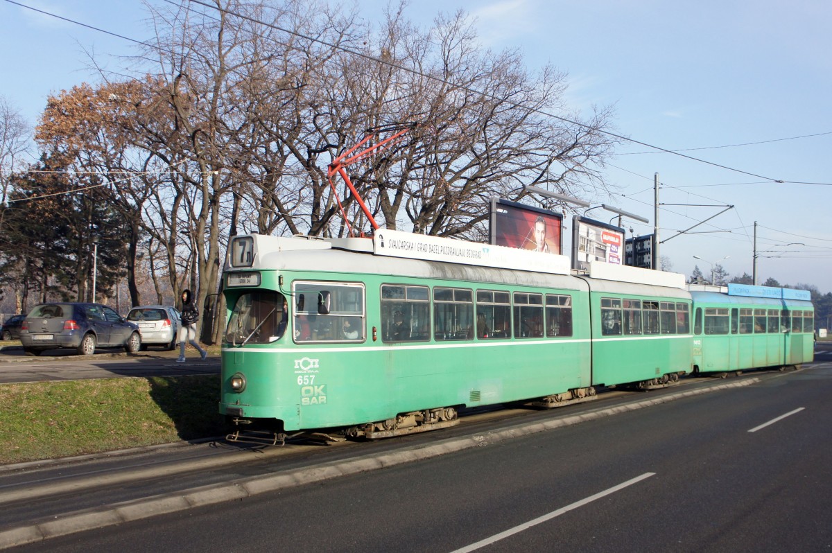 Serbien / Straßenbahn Belgrad / Tram Beograd: Duewag GT6 (Be 4/6) - Wagen 657 (ehemals Basler Verkehrs-Betriebe  - BVB Basel) sowie Beiwagen B4 FFA/SWP - Wagennummer 1412 (ehemals Basler Verkehrs-Betriebe  - BVB Basel) der GSP Belgrad, aufgenommen im Januar 2016 in der Nähe der Haltestelle  Blok 21  in Belgrad.