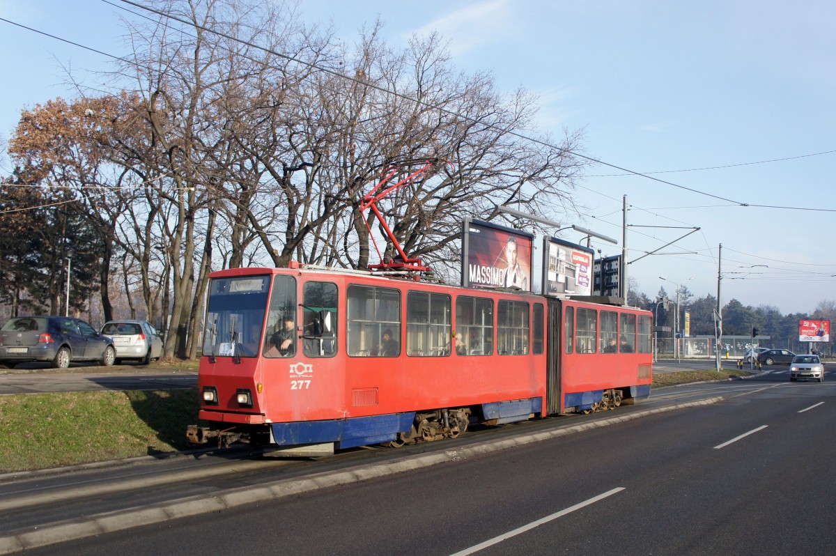Serbien / Straßenbahn Belgrad / Tram Beograd: Tatra KT4YU - Wagen 277 der GSP Belgrad, aufgenommen im Januar 2016 in der Nähe der Haltestelle  Blok 21  in Belgrad.