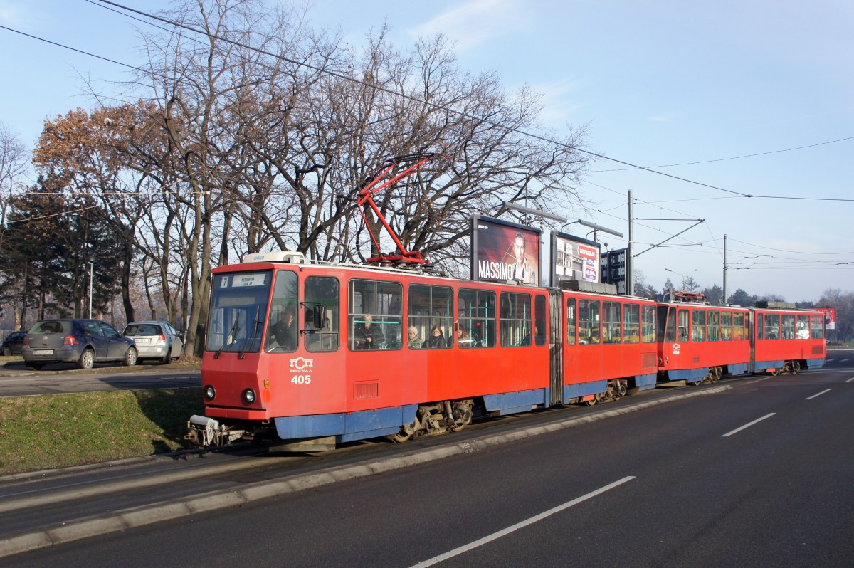 Serbien / Straßenbahn Belgrad / Tram Beograd: Tatra KT4M YUB - Wagen 405 sowie Tatra Tatra KT4M YUB - Wagen 406 der GSP Belgrad, aufgenommen im Januar 2016 in der Nähe der Haltestelle  Blok 21  in Belgrad.