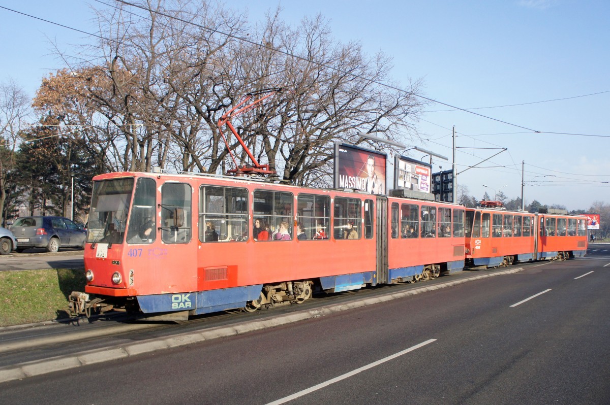 Serbien / Straßenbahn Belgrad / Tram Beograd: Tatra KT4M YUB - Wagen 407 sowie Tatra Tatra KT4M YUB - Wagen 408 der GSP Belgrad, aufgenommen im Januar 2016 in der Nähe der Haltestelle  Blok 21  in Belgrad.
