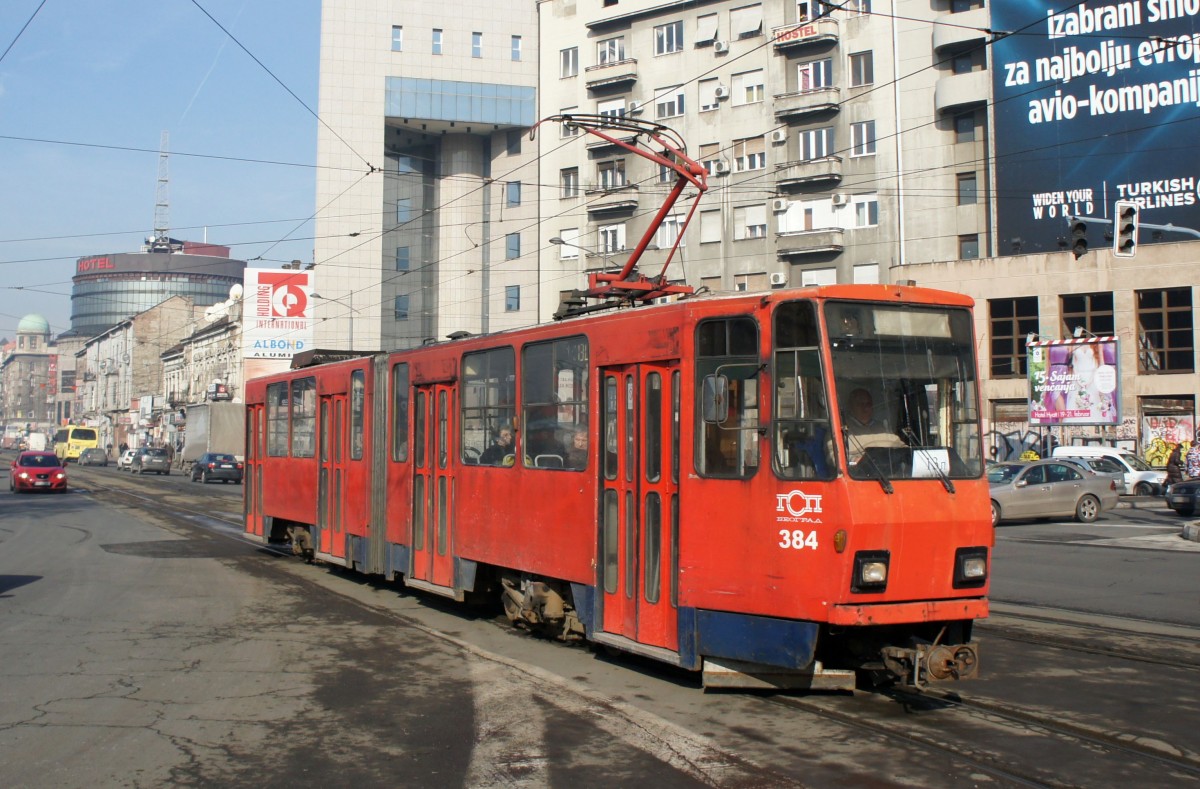Serbien / Straßenbahn Belgrad / Tram Beograd: Tatra KT4YU - Wagen 384 der GSP Belgrad, aufgenommen im Januar 2016 am Hauptbahnhof von Belgrad.