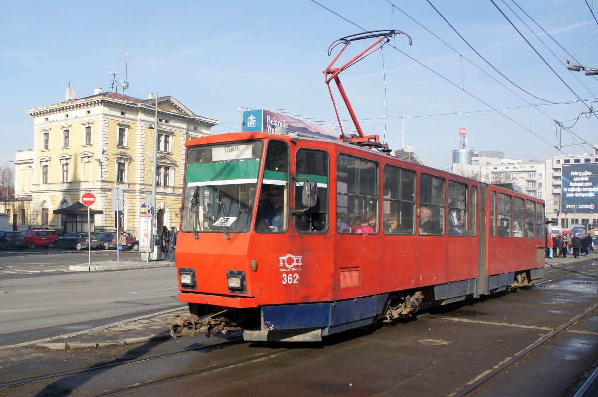 Serbien / Straßenbahn Belgrad / Tram Beograd: Tatra KT4YU - Wagen 362 der GSP Belgrad, aufgenommen im Januar 2016 am Hauptbahnhof von Belgrad.
