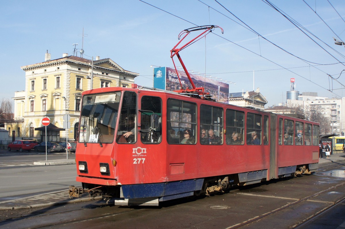 Serbien / Straßenbahn Belgrad / Tram Beograd: Tatra KT4YU - Wagen 277 der GSP Belgrad, aufgenommen im Januar 2016 am Hauptbahnhof von Belgrad.