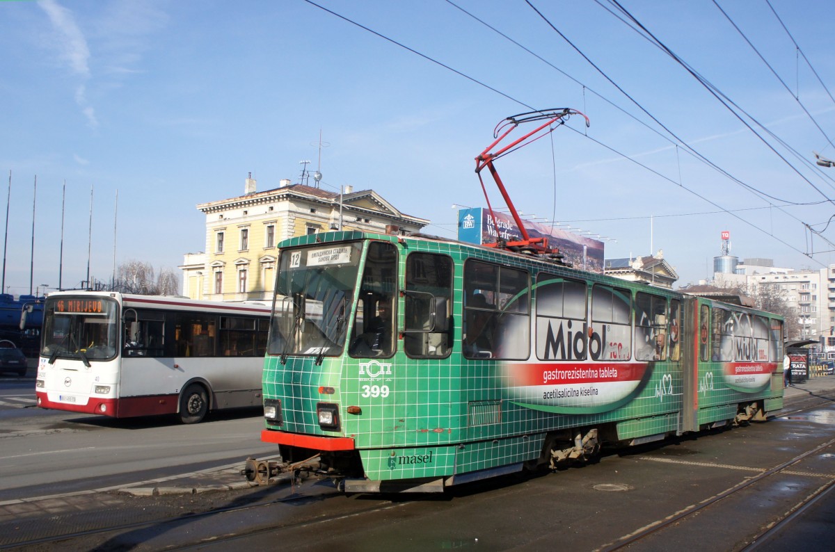 Serbien / Straßenbahn Belgrad / Tram Beograd: Tatra KT4YU - Wagen 399 der GSP Belgrad, aufgenommen im Januar 2016 am Hauptbahnhof von Belgrad.