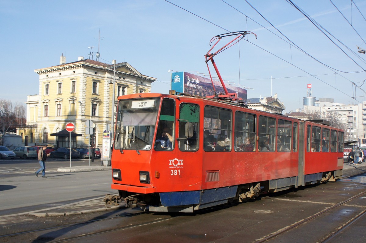 Serbien / Straßenbahn Belgrad / Tram Beograd: Tatra KT4YU - Wagen 381 der GSP Belgrad, aufgenommen im Januar 2016 am Hauptbahnhof von Belgrad.