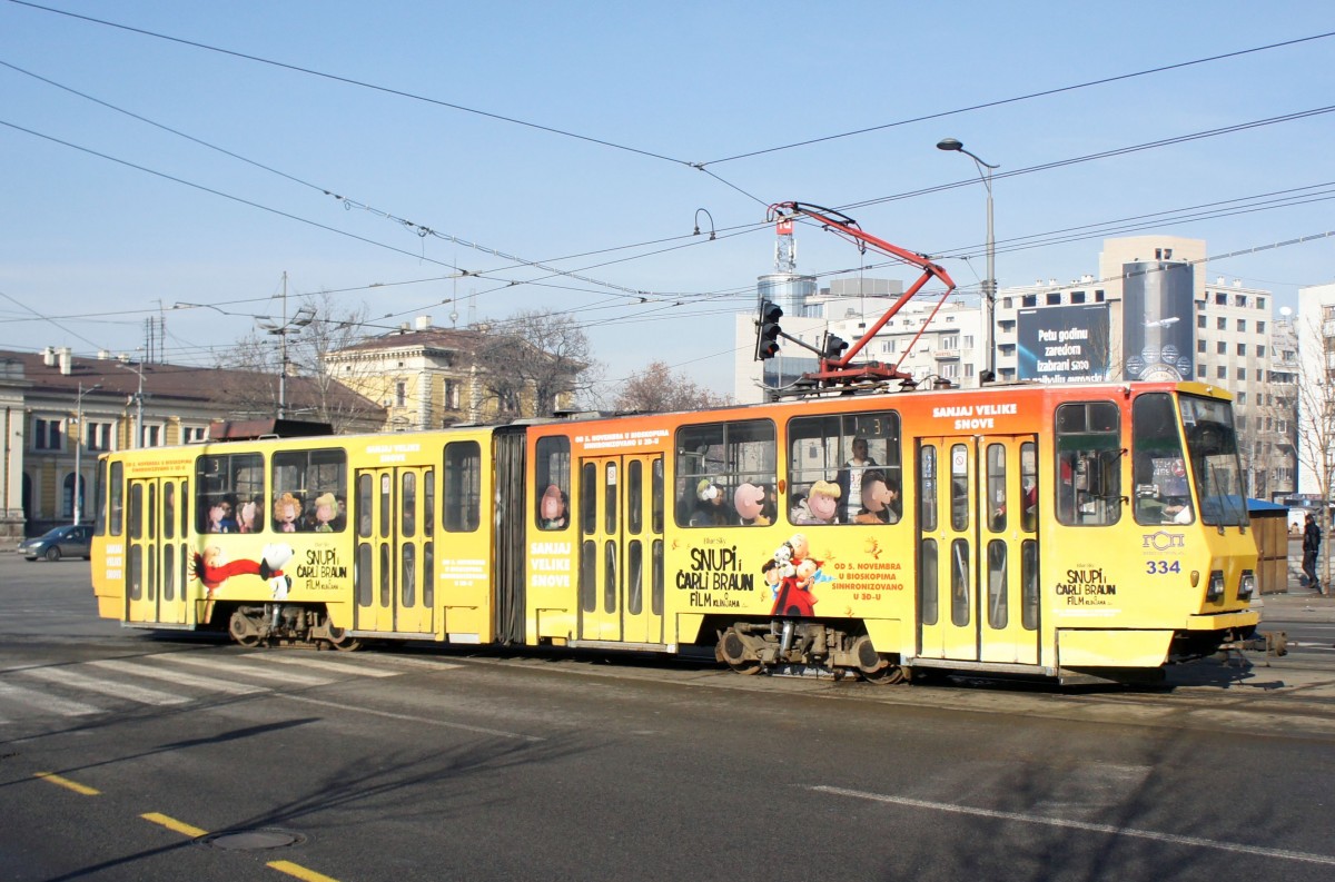 Serbien / Straßenbahn Belgrad / Tram Beograd: Tatra KT4YU - Wagen 334 der GSP Belgrad, aufgenommen im Januar 2016 am Hauptbahnhof von Belgrad.