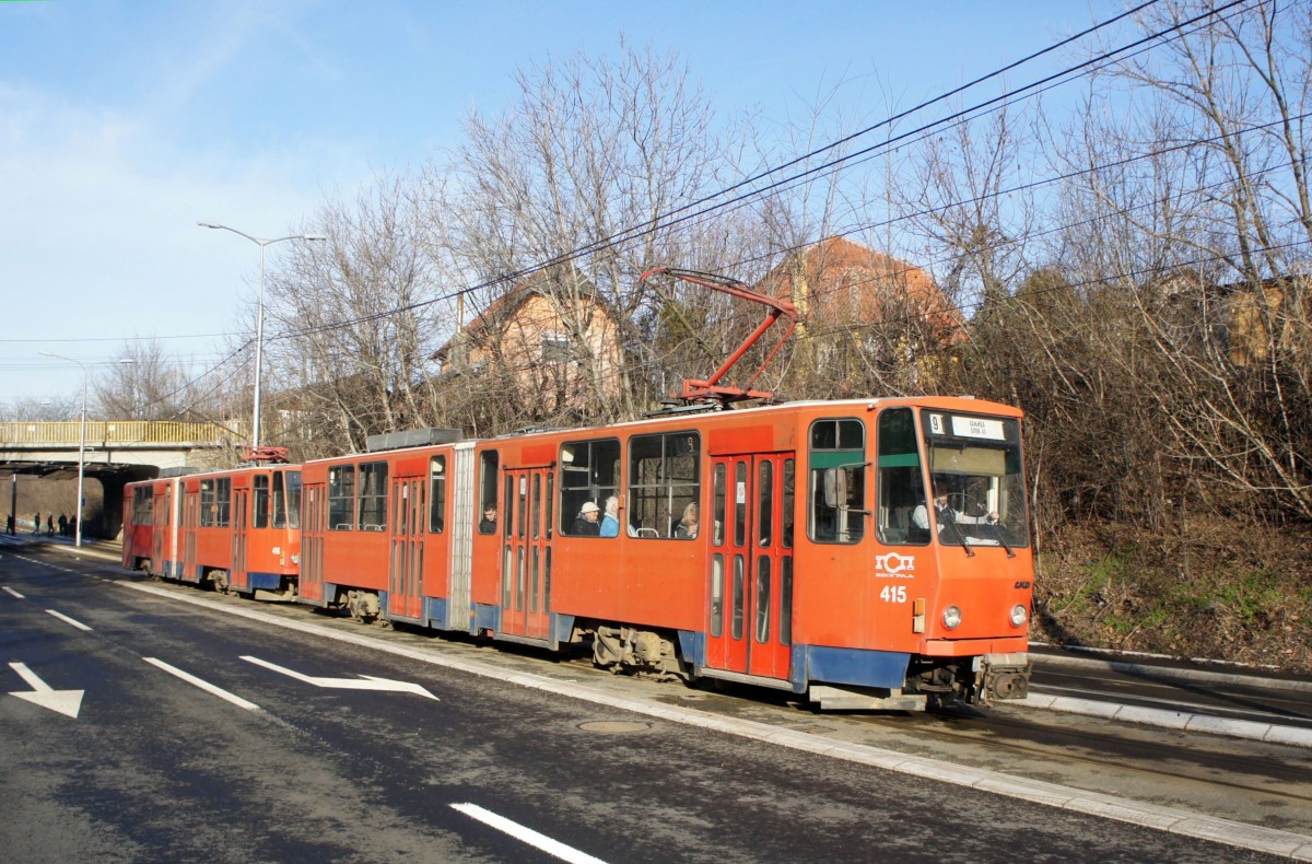 Serbien / Straßenbahn Belgrad / Tram Beograd: Tatra KT4M YUB - Wagen 415 sowie Tatra Tatra KT4M YUB - Wagen 416 der GSP Belgrad, aufgenommen im Januar 2016 in der Nähe der Haltestelle  Voždovac  in Belgrad.