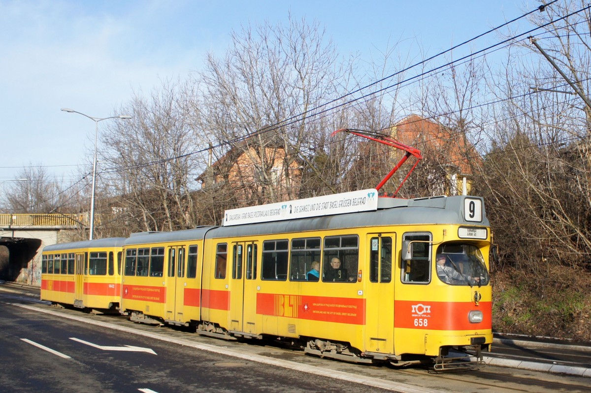 Serbien / Straßenbahn Belgrad / Tram Beograd: Duewag GT6 (Be 4/6) - Wagen 658 (ehemals BLT Baselland Transport AG - Basel) sowie Beiwagen B4 FFA/SWP - Wagennummer 1442 (ehemals BLT Baselland Transport AG - Basel) der GSP Belgrad, aufgenommen im Januar 2016 in der Nähe der Haltestelle  Voždovac  in Belgrad.