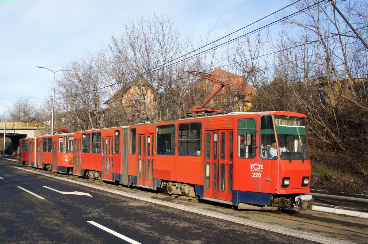 Serbien / Straßenbahn Belgrad / Tram Beograd: Tatra KT4YU-M - Wagen 220 sowie Tatra KT4YU-M - Wagen 390 der GSP Belgrad, aufgenommen im Januar 2016 in der Nähe der Haltestelle  Vo¸dovac  in Belgrad.