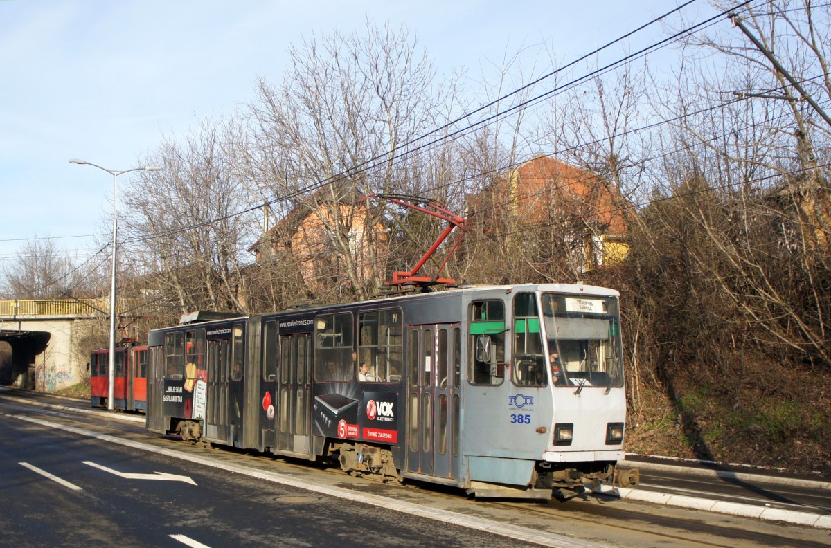 Serbien / Straßenbahn Belgrad / Tram Beograd: Tatra KT4YU - Wagen 385 der GSP Belgrad, aufgenommen im Januar 2016 in der Nähe der Haltestelle  Voždovac  in Belgrad.