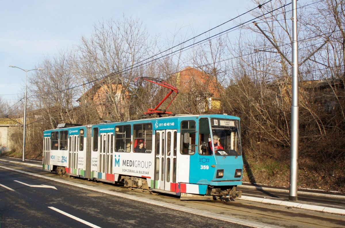 Serbien / Straßenbahn Belgrad / Tram Beograd: Tatra KT4YU - Wagen 359 der GSP Belgrad, aufgenommen im Januar 2016 in der Nähe der Haltestelle  Voždovac  in Belgrad.