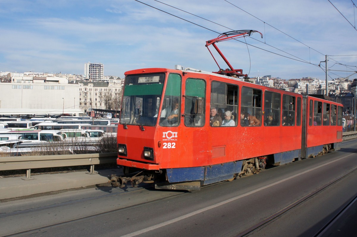 Serbien / Straßenbahn Belgrad / Tram Beograd: Tatra KT4YU - Wagen 282 der GSP Belgrad, aufgenommen im Januar 2016 auf der Brücke über die Save in der Nähe der Haltestelle  Ekonomski fakultet  in Belgrad.