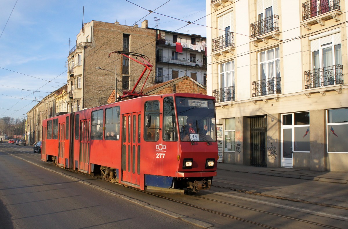 Serbien / Straßenbahn Belgrad / Tram Beograd: Tatra KT4YU - Wagen 277 der GSP Belgrad, aufgenommen im Januar 2016 in der Nähe der Haltestelle  Pristanište  in Belgrad.