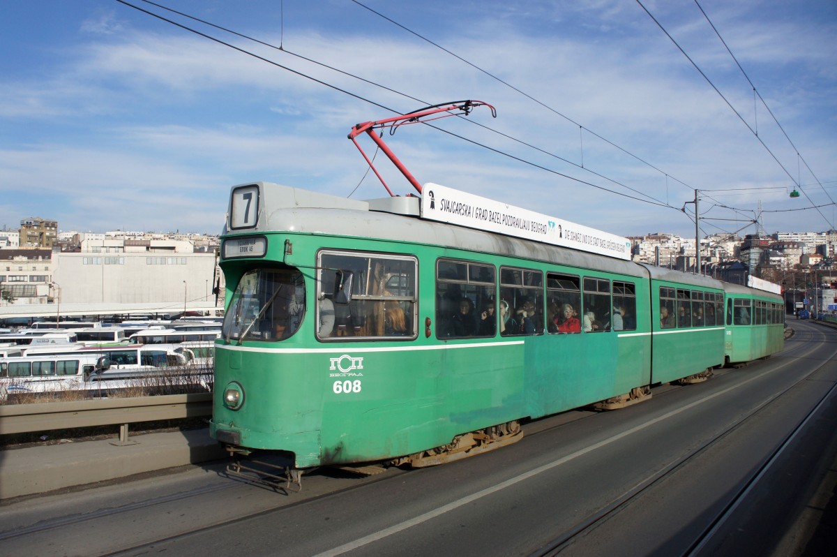 Serbien / Straßenbahn Belgrad / Tram Beograd: Duewag GT6 (Be 4/6) - Wagen 608 (ehemals Basler Verkehrs-Betriebe  - BVB Basel) sowie Beiwagen B4 FFA/SWP - Wagennummer 1410 (ehemals Basler Verkehrs-Betriebe  - BVB Basel) der GSP Belgrad, aufgenommen im Januar 2016 auf der Brücke über die Save in der Nähe der Haltestelle  Ekonomski fakultet  in Belgrad.