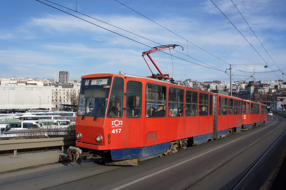 Serbien / Straßenbahn Belgrad / Tram Beograd: Tatra KT4M YUB - Wagen 417 sowie Tatra Tatra KT4M YUB - Wagen 418 der GSP Belgrad, aufgenommen im Januar 2016 auf der Brücke über die Save in der Nähe der Haltestelle  Ekonomski fakultet  in Belgrad.