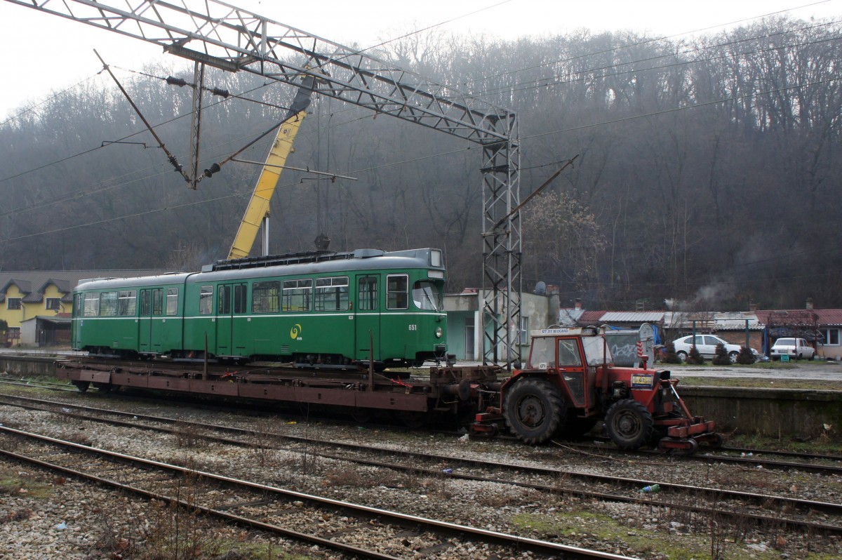 Serbien / Straßenbahn Belgrad / Tram Beograd: Duewag GT6 (Be 4/6) - Wagen 651 (ehemals Basler Verkehrs-Betriebe  - BVB Basel), aufgenommen beim Abladen im Januar 2016 in der Nähe der Haltestelle  Železnička stanica Topčider  bzw. am Bahnhof Topčider in Belgrad.