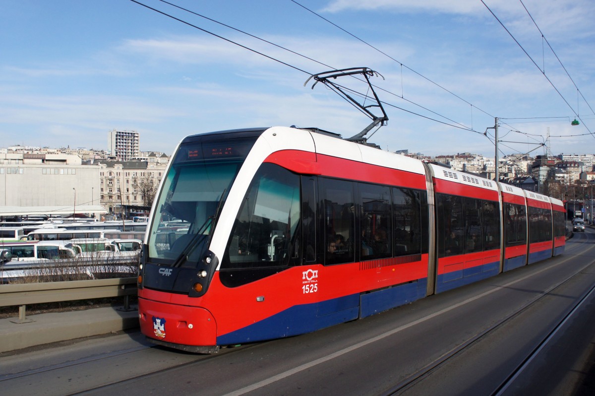 Serbien / Straßenbahn Belgrad / Tram Beograd: CAF Urbos 3 - Wagen 1525 der GSP Belgrad, aufgenommen im Januar 2016 auf der Brücke über die Save in der Nähe der Haltestelle  Ekonomski fakultet  in Belgrad.