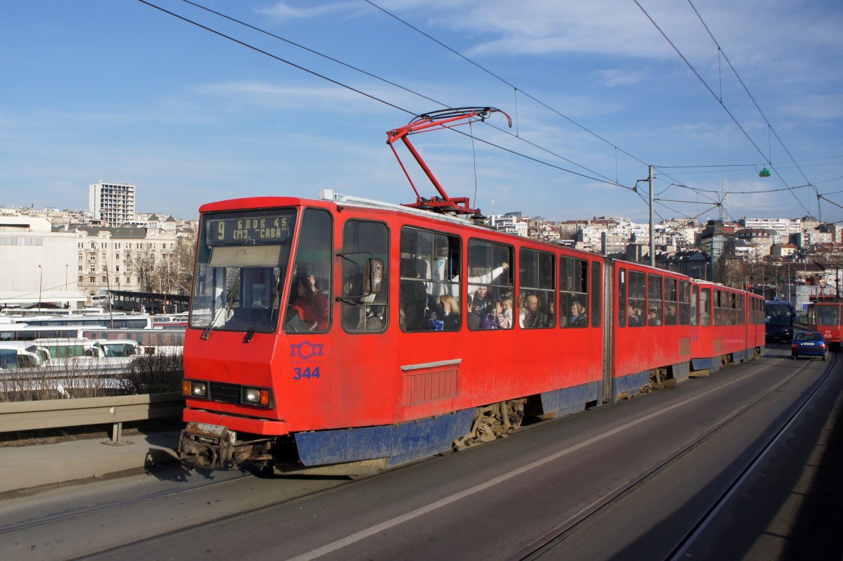 Serbien / Straßenbahn Belgrad / Tram Beograd: Tatra KT4YU-M - Wagen 344 sowie Tatra KT4YU-M - Wagen 310 der GSP Belgrad, aufgenommen im Januar 2016 auf der Brücke über die Save in der Nähe der Haltestelle  Ekonomski fakultet  in Belgrad.