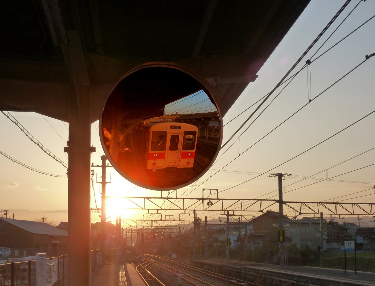 Serie 105 (4-türig): Gojô in der untergehenden Sonne - der rot beschienene KUMOHA 105-506 wartet am Bahnsteig. 3.Dezember 2012. 