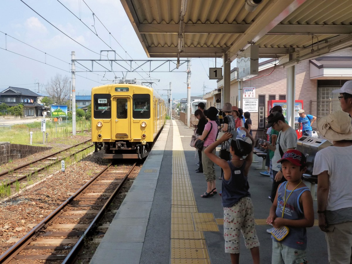 Serie 105 im Hinterland von Fukuyama: Einfahrt des Zuges 105-31 in Kannabe, 13.August 2013. 