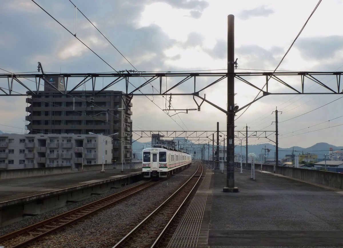Serie 107: Ausfahrt aus Kiryû in den nebligen Morgen. Züge 107-112 und 107-107. 9.Oktober 2011. 