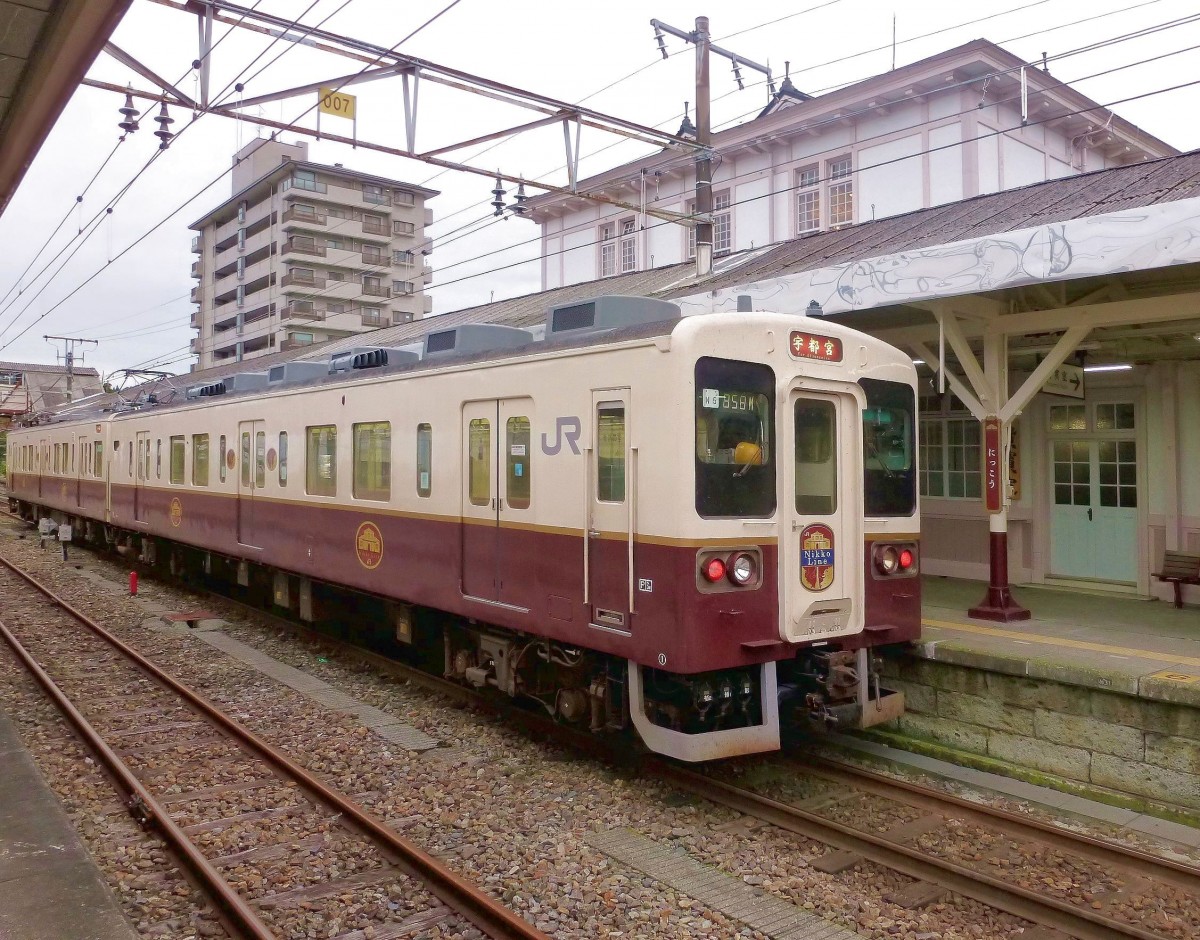Serie 107: Um auf ländlichen Lokallinien mit Gleichstrombetrieb ungeeignete Wagen der alten Staatsbahn zu ersetzen beschaffte JR East Japan 1988-1991 einfache Zweiwagenzüge mit Längssitzen für Fahrten über kurze Distanzen; viele Bestandteile stammen von Abbruchfahrzeugen. Die Züge bestehen aus motorisiertem Wagen KUMOHA 107 + Steuerwagen KUHA 106; damit können 2-, 4- oder 6-Wagenzüge gebildet werden. Für die Linie von Utsunomiya in die Berge nach Nikkô sind die Züge 107-1 bis 8 bestimmt, für den Regionalverkehr um Takasaki/Maebashi herum die Züge 107-101 bis 119. Die in die Jahre gekommenen Züge nach Nikkô sind im März 2013 durch frühere S-Bahnzüge Serie 205 ersetzt worden. Im Bild Zug 107-5 in Nikkô, 21.Oktober 2011. 