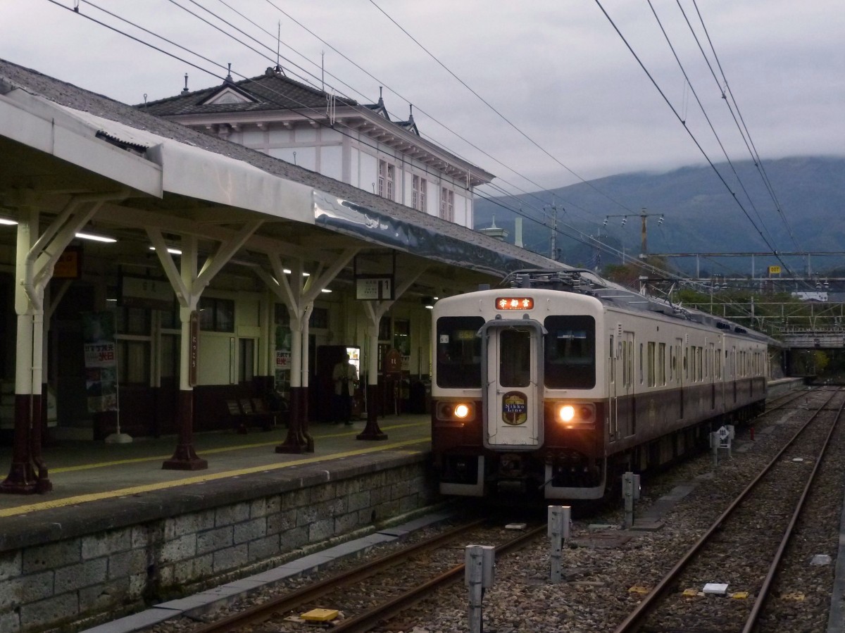 Serie 107: Zug 107-5 in Nikkô, 21.Oktober 2011.