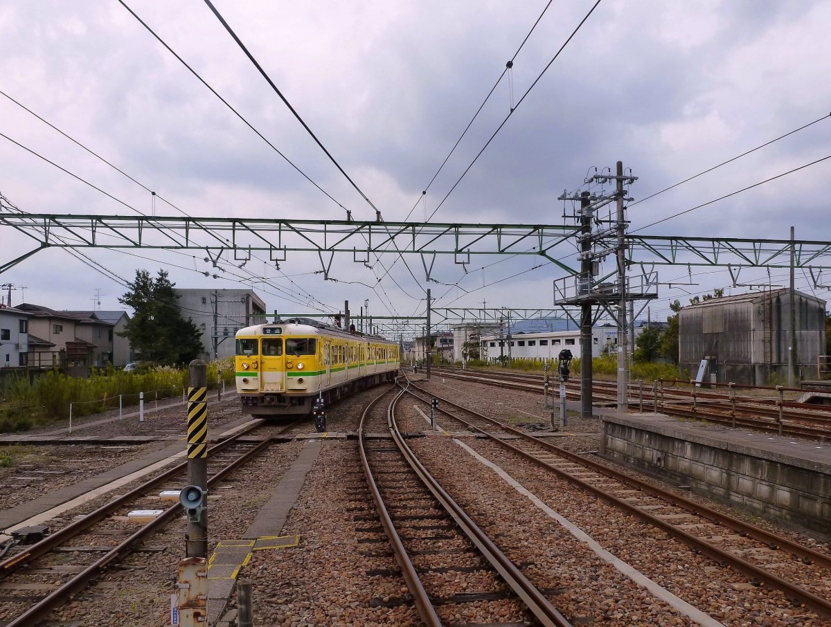 Serie 115 - die Bahn am heiligen Berg Yahikosan: Zweiwagenzug der Yahiko-Linie (KUMOHA 114-504 und KUMOHA 115-504, beide Wagen motorisiert) in Yoshida, 17.Oktober 2011. 