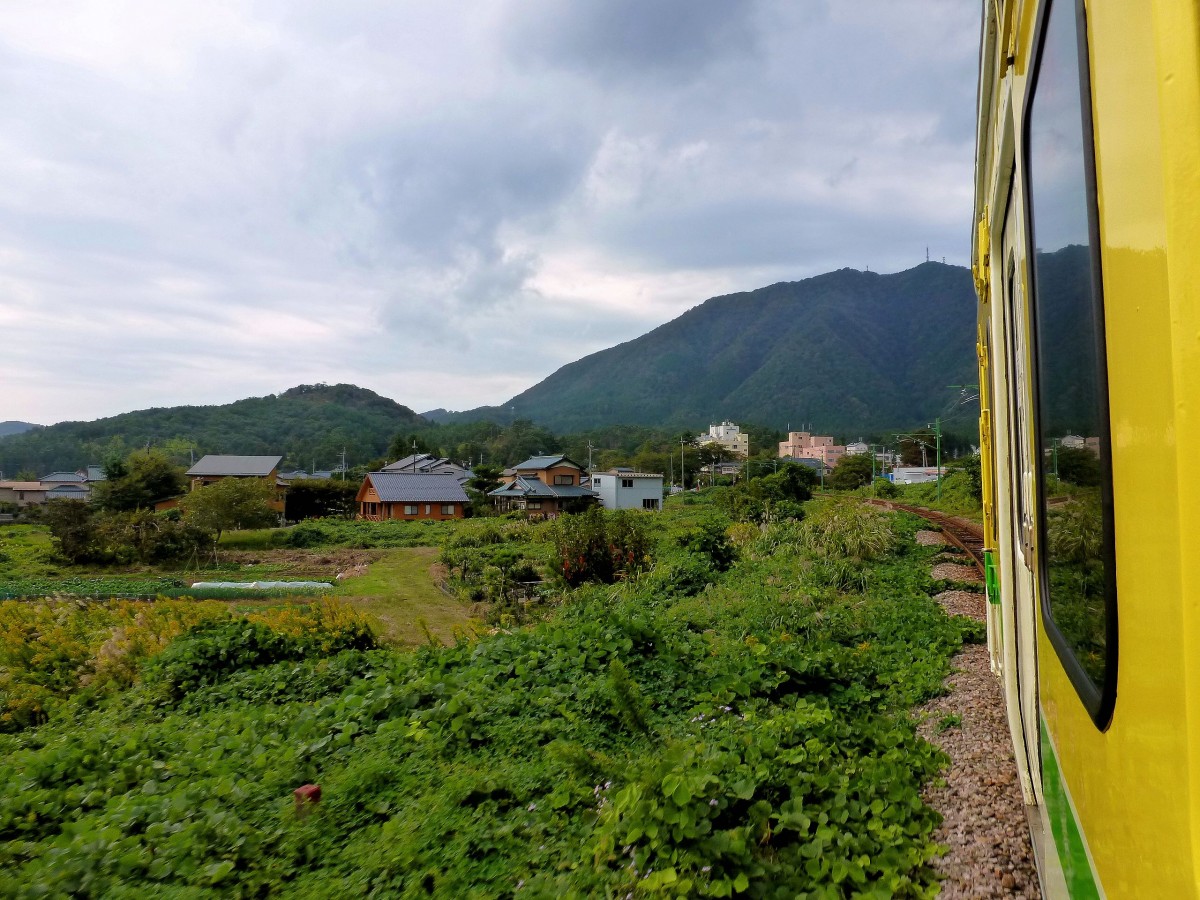 Serie 115 - die Bahn am heiligen Berg Yahikosan: Am Fusse des Yahikosan, aus Wagen KUMOHA 115-501 der Yahiko-Linie, 17.Oktober 2011. 
