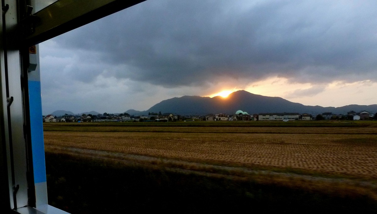 Serie 115 - die Bahn am heiligen Berg Yahikosan: Noch einmal ein Blick auf den Yahikosan, aus einem Zug Serie 115 bei Maki. 17.Oktober 2011. 