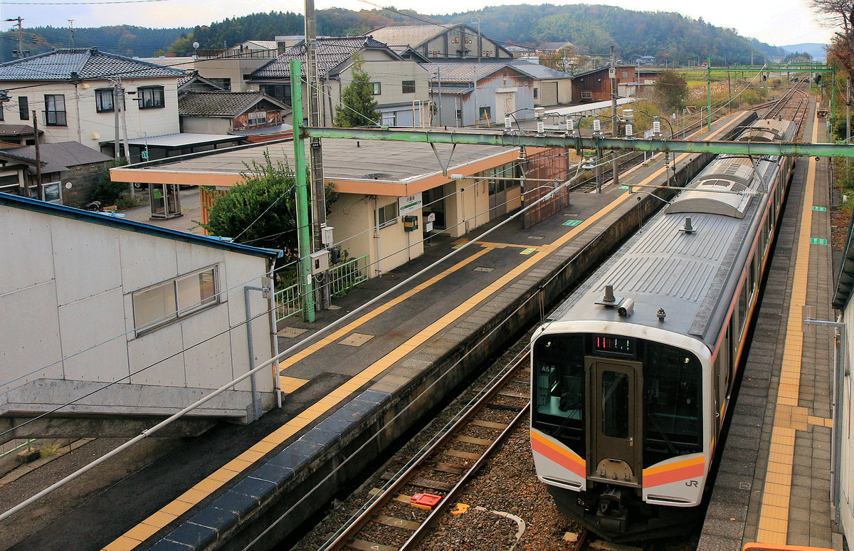 Serie 129, die neuen Triebzüge für die Präfektur Niigata (Japan, am Japanischen Meer). Zweiwagenzug 129-105 wartet auf der wenig befahrenen Küstenlinie südlich von Niigata eine Zugskreuzung ab. Ojimaya,12.November 2018 