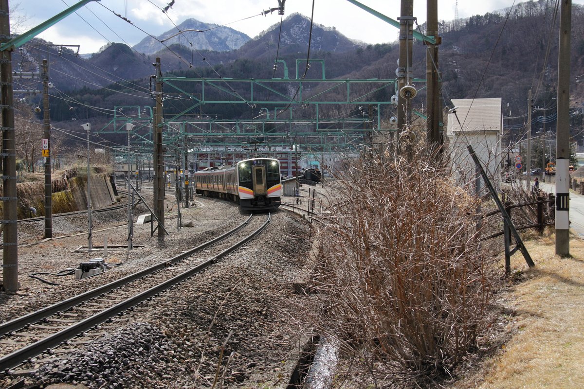 Serie 129, die neuen Triebzüge für die Präfektur Niigata (Japan, am Japanischen Meer). Die beiden Zweiwagenzüge 129-125 und 129-110 nehmen auf der Ostseite der zentraljapanischen Alpen die Passstrecke in Angriff, zurück in ihre Heimatpräfektur Niigata. Minakami, 24.März 2018 