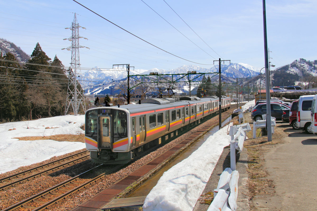 Serie 129, die neuen Triebzüge für die Präfektur Niigata (Japan, am Japanischen Meer). Vierwagenzug 129-14 auf der Passstrecke von Ostjapan hinüber nach Niigata und dem Japanischen Meer. Unterhalb Echigo Yuzawa, 24.März 2018