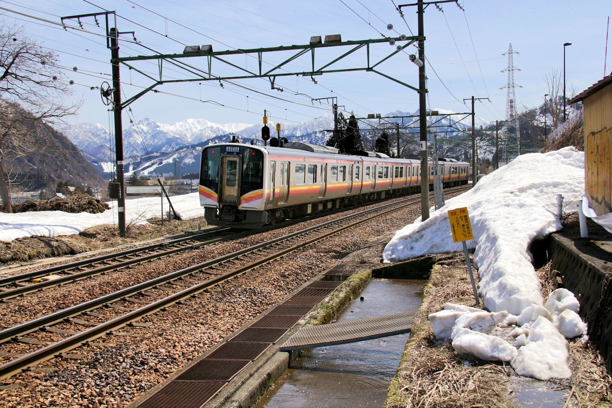 Serie 129, die neuen Triebzüge für die Präfektur Niigata (Japan, am Japanischen Meer). Zug 129-14 unterhalb des Städtchens Echigo Yuzawa, 24.März 2018 