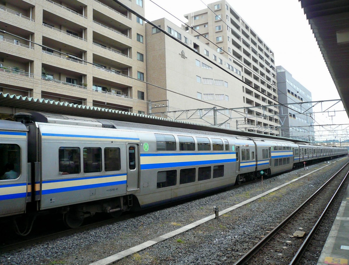 Serie 217: Die beiden Doppelstock- Green Car -Wagen in Zug Nr. 41 (SARO 216-41 und SARO 217-41) in Sakura (unterwegs vom Internationalen Flughafen Tokyo-Narita), 1.Juli 2010. 