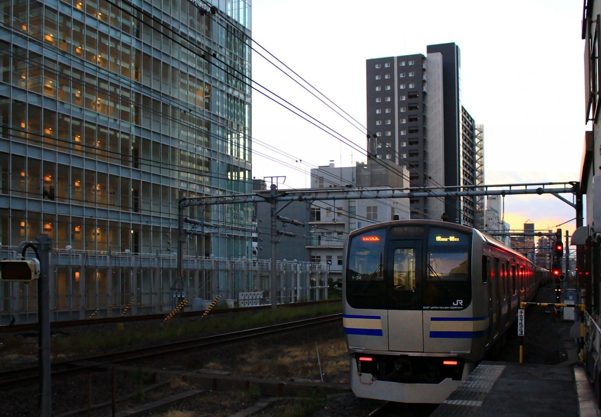 Serie 217 Eilzüge: Es ist schon fast Nacht geworden in den Häuserschluchten von Tokyo-Kinshichô. Zug 34 (kuha216-2046), 17.Oktober 2014. 