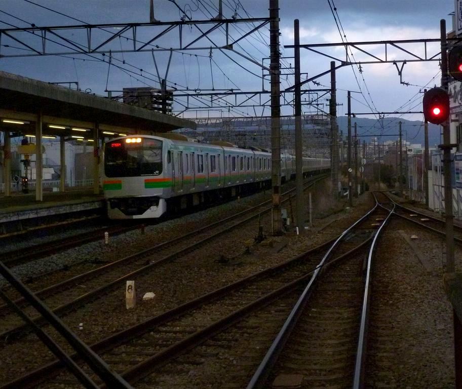 Serie 217: Zug Nr. 2 (kuha216-2063) hilft auf der Tôkaidô-Linie, der Strecke entlang der Pazifikküste, aus. Dafür hat er statt dem blau-weiss-blauen Farbband die Farben der Tôkaidô-Linie erhalten: grün-orange. Odawara, 13.März 2013.  
